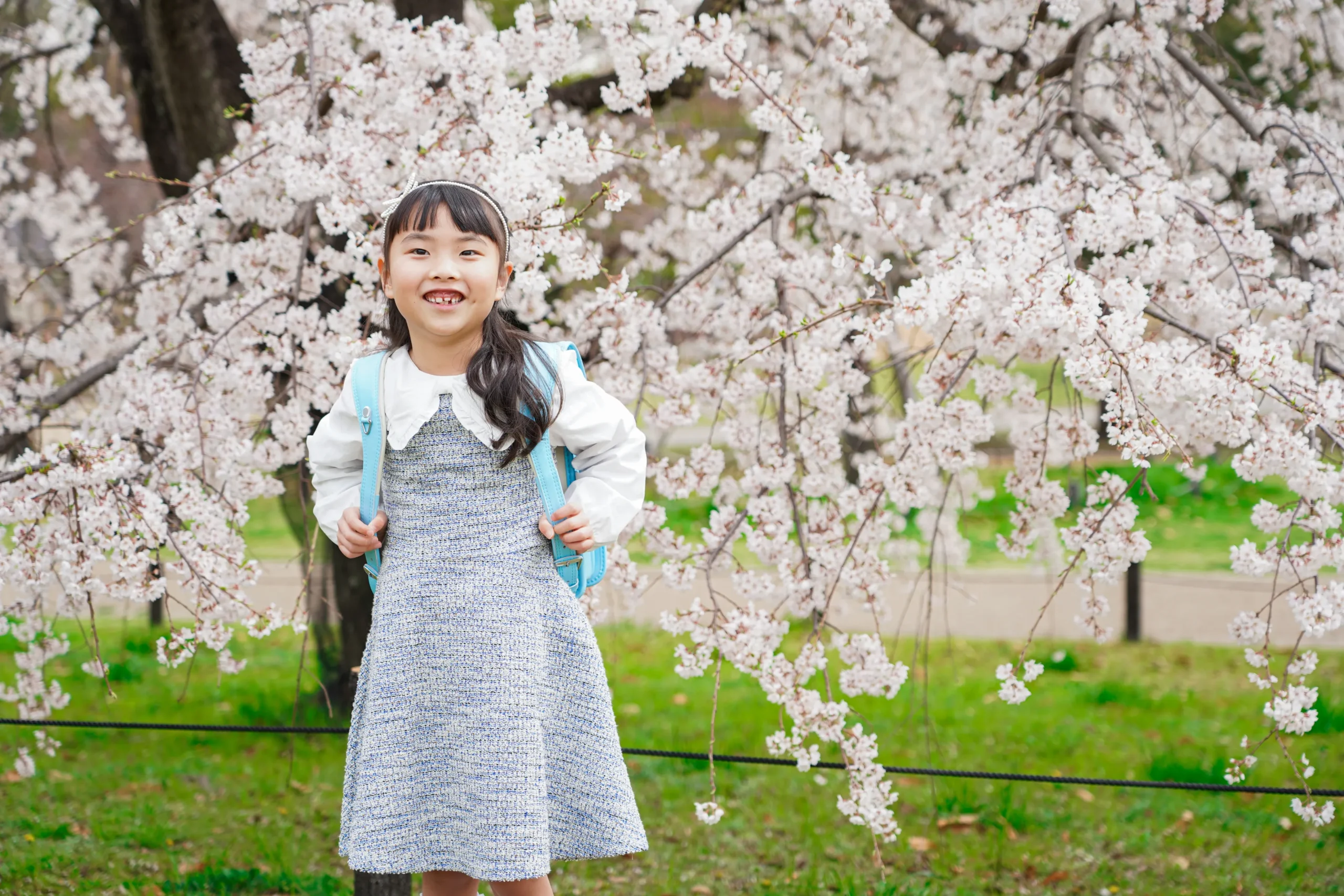 ロケーション撮影に特化した堺市にある写真館FYS Photographyで桜を背景に入園入学の写真撮影